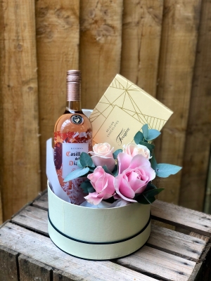 Luxury Rose Wine Gift Basket.