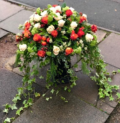 Round rose casket spray