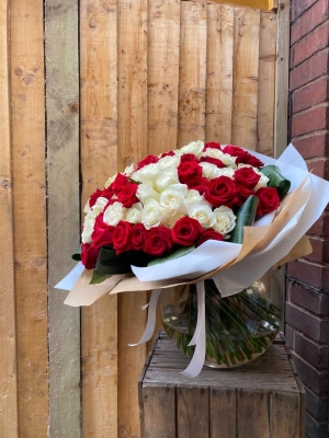 100 red and white rose vase