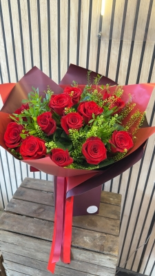 12 luxury valentines roses