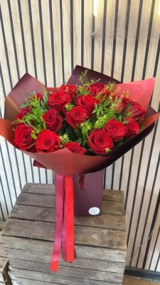 Luxury 18 valentines roses