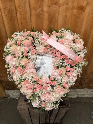 Pink and white loose picture frame heart