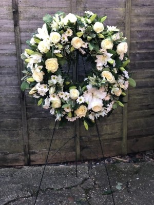 standing wreath white