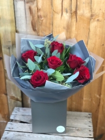 6 red roses