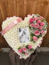 Based pink and white picture frame heart